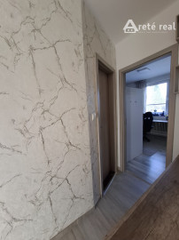 ARETÉ REAL-Ponúkame na predaj tehlový 2 izbový byt po rekonštrukcii, slnečný s loggiou, murovanou pivnicou v dedinke Šenkvice