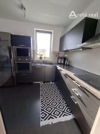 ARETÉ REAL-Ponúkame na predaj tehlový 2 izbový byt po rekonštrukcii, slnečný s loggiou, murovanou pivnicou v dedinke Šenkvice