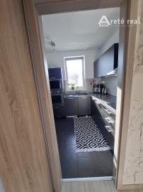 ARETÉ REAL-Ponúkame na predaj tehlový 2 izbový byt po rekonštrukcii, slnečný s loggiou, murovanou pivnicou v dedinke Šenkvice