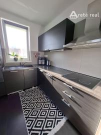 ARETÉ REAL-Ponúkame na predaj tehlový 2 izbový byt po rekonštrukcii, slnečný s loggiou, murovanou pivnicou v dedinke Šenkvice