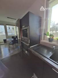 ARETÉ REAL-Ponúkame na predaj tehlový 2 izbový byt po rekonštrukcii, slnečný s loggiou, murovanou pivnicou v dedinke Šenkvice