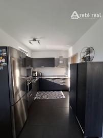 ARETÉ REAL-Ponúkame na predaj tehlový 2 izbový byt po rekonštrukcii, slnečný s loggiou, murovanou pivnicou v dedinke Šenkvice