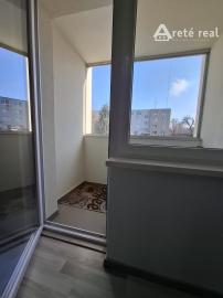 ARETÉ REAL-Ponúkame na predaj tehlový 2 izbový byt po rekonštrukcii, slnečný s loggiou, murovanou pivnicou v dedinke Šenkvice