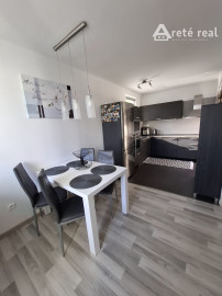 ARETÉ REAL-Ponúkame na predaj tehlový 2 izbový byt po rekonštrukcii, slnečný s loggiou, murovanou pivnicou v dedinke Šenkvice