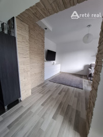 ARETÉ REAL-Ponúkame na predaj tehlový 2 izbový byt po rekonštrukcii, slnečný s loggiou, murovanou pivnicou v dedinke Šenkvice