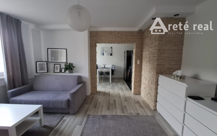 ARETÉ REAL-Ponúkame na predaj tehlový 2 izbový byt po rekonštrukcii, slnečný s loggiou, murovanou pivnicou v dedinke Šenkvice