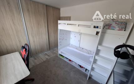 ARETÉ REAL-Ponúkame na predaj tehlový 2 izbový byt po rekonštrukcii, slnečný s loggiou, murovanou pivnicou v dedinke Šenkvice