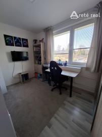 ARETÉ REAL-Ponúkame na predaj tehlový 2 izbový byt po rekonštrukcii, slnečný s loggiou, murovanou pivnicou v dedinke Šenkvice