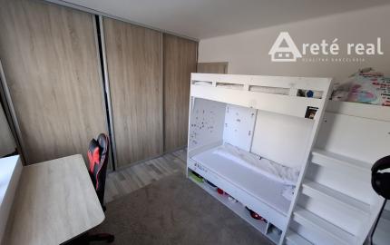 ARETÉ REAL-Ponúkame na predaj tehlový 2 izbový byt po rekonštrukcii, slnečný s loggiou, murovanou pivnicou v dedinke Šenkvice