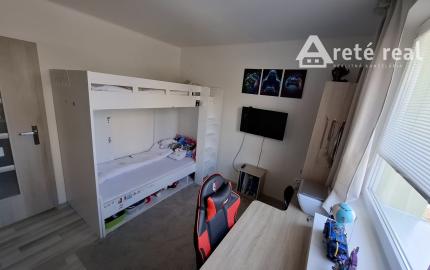 ARETÉ REAL-Ponúkame na predaj tehlový 2 izbový byt po rekonštrukcii, slnečný s loggiou, murovanou pivnicou v dedinke Šenkvice