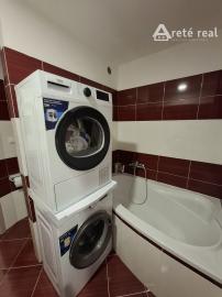 ARETÉ REAL-Ponúkame na predaj tehlový 2 izbový byt po rekonštrukcii, slnečný s loggiou, murovanou pivnicou v dedinke Šenkvice