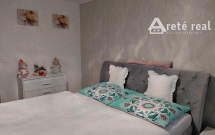 ARETÉ REAL- Predaj krásneho tehlového 2-izb bytu s veľkou výmerou, 2 loggie, murovaná pivnica, sídlisko Muškát v Pezinku