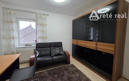 Areté real - Nadštandardný, priestranný 5-izbový byt v rodinnom dome  s parkovaním vo výbornej lokalite v Pezinku