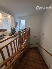 Areté real - Nadštandardný, priestranný 5-izbový byt v rodinnom dome  s parkovaním vo výbornej lokalite v Pezinku