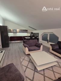 Areté real - Nadštandardný, priestranný 5-izbový byt v rodinnom dome  s parkovaním vo výbornej lokalite v Pezinku