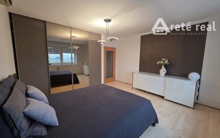 Areté real - Nadštandardný, priestranný 5-izbový byt v rodinnom dome  s parkovaním vo výbornej lokalite v Pezinku