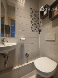 Areté real - Nadštandardný, priestranný 5-izbový byt v rodinnom dome  s parkovaním vo výbornej lokalite v Pezinku