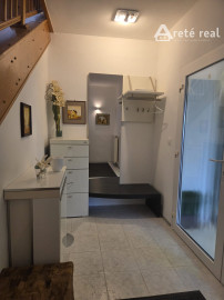 Areté real - Nadštandardný, priestranný 5-izbový byt v rodinnom dome  s parkovaním vo výbornej lokalite v Pezinku