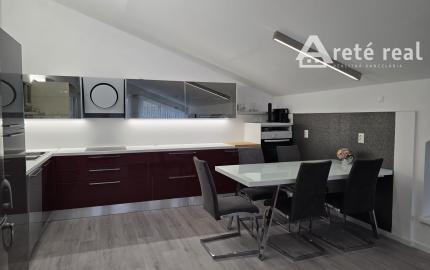 Areté real - Nadštandardný, priestranný 5-izbový byt v rodinnom dome  s parkovaním vo výbornej lokalite v Pezinku