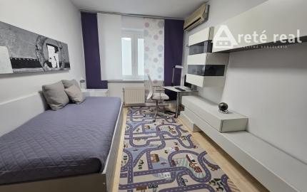 Areté real - Nadštandardný, priestranný 5-izbový byt v rodinnom dome  s parkovaním vo výbornej lokalite v Pezinku