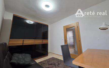 Areté real - Nadštandardný, priestranný 5-izbový byt v rodinnom dome  s parkovaním vo výbornej lokalite v Pezinku