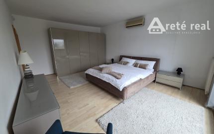 Areté real - Nadštandardný, priestranný 5-izbový byt v rodinnom dome  s parkovaním vo výbornej lokalite v Pezinku