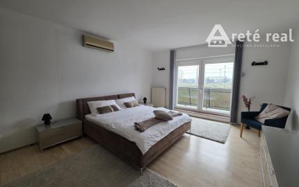 Areté real - Nadštandardný, priestranný 5-izbový byt v rodinnom dome  s parkovaním vo výbornej lokalite v Pezinku