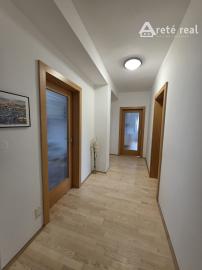 Areté real - Nadštandardný, priestranný 5-izbový byt v rodinnom dome  s parkovaním vo výbornej lokalite v Pezinku