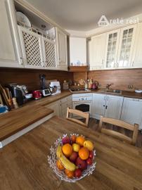 Areté real- Predaj výborne riešeného 2-izbového bytu s balkónom s pekným výhľadom v dobrej lokalite, ul. Jégého, Bratislava