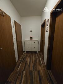 Areté real- Predaj výborne riešeného 2-izbového bytu s balkónom s pekným výhľadom v dobrej lokalite, ul. Jégého, Bratislava