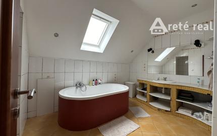 ARETÉ REAL - BÝVANIE S PODNIKANÍM V CENTRE PEZINKA, JESENSKÉHO A HOLUBYHO