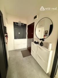 Areté Real - Areté Real - Predaj útulného, svetlého a kompletne zrekonštruovaného 3-izbového bytu s balkónom, loggiou s krásnym výhľadom na Malé Karpaty a okolie.