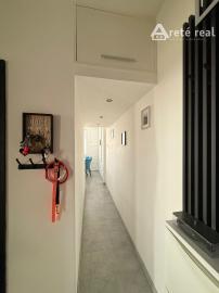 Areté Real - Areté Real - Predaj útulného, svetlého a kompletne zrekonštruovaného 3-izbového bytu s balkónom, loggiou s krásnym výhľadom na Malé Karpaty a okolie.