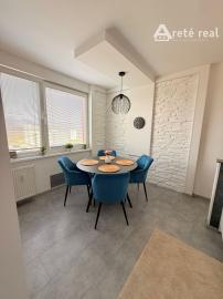 Areté Real - Areté Real - Predaj útulného, svetlého a kompletne zrekonštruovaného 3-izbového bytu s balkónom, loggiou s krásnym výhľadom na Malé Karpaty a okolie.