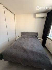 Areté Real - Areté Real - Predaj útulného, svetlého a kompletne zrekonštruovaného 3-izbového bytu s balkónom, loggiou s krásnym výhľadom na Malé Karpaty a okolie.