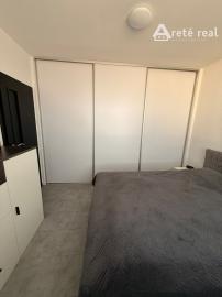 Areté Real - Areté Real - Predaj útulného, svetlého a kompletne zrekonštruovaného 3-izbového bytu s balkónom, loggiou s krásnym výhľadom na Malé Karpaty a okolie.