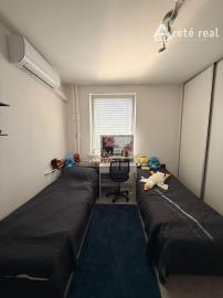 Areté Real - Areté Real - Predaj útulného, svetlého a kompletne zrekonštruovaného 3-izbového bytu s balkónom, loggiou s krásnym výhľadom na Malé Karpaty a okolie.