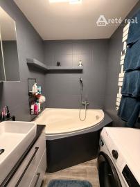 Areté Real - Areté Real - Predaj útulného, svetlého a kompletne zrekonštruovaného 3-izbového bytu s balkónom, loggiou s krásnym výhľadom na Malé Karpaty a okolie.