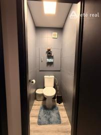 Areté Real - Areté Real - Predaj útulného, svetlého a kompletne zrekonštruovaného 3-izbového bytu s balkónom, loggiou s krásnym výhľadom na Malé Karpaty a okolie.