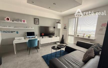 Areté Real - Areté Real - Predaj útulného, svetlého a kompletne zrekonštruovaného 3-izbového bytu s balkónom, loggiou s krásnym výhľadom na Malé Karpaty a okolie.