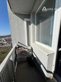 Areté Real - Areté Real - Predaj útulného, svetlého a kompletne zrekonštruovaného 3-izbového bytu s balkónom, loggiou s krásnym výhľadom na Malé Karpaty a okolie.