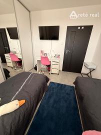 Areté Real - Areté Real - Predaj útulného, svetlého a kompletne zrekonštruovaného 3-izbového bytu s balkónom, loggiou s krásnym výhľadom na Malé Karpaty a okolie.