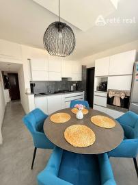 Areté Real - Areté Real - Predaj útulného, svetlého a kompletne zrekonštruovaného 3-izbového bytu s balkónom, loggiou s krásnym výhľadom na Malé Karpaty a okolie.