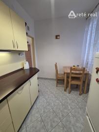 Areté real - Prenájom útulného 1- izbového tehlového bytu vo výbornej lokalite v širšom centre Pezinka, ul. Za hradbami