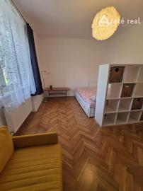 Areté real - Prenájom útulného 1- izbového tehlového bytu vo výbornej lokalite v širšom centre Pezinka, ul. Za hradbami