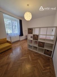 Areté real - Prenájom útulného 1- izbového tehlového bytu vo výbornej lokalite v širšom centre Pezinka, ul. Za hradbami