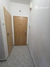 Areté real - Prenájom útulného 1- izbového tehlového bytu vo výbornej lokalite v širšom centre Pezinka, ul. Za hradbami