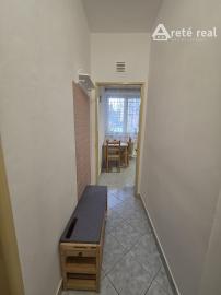 Areté real - Prenájom útulného 1- izbového tehlového bytu vo výbornej lokalite v širšom centre Pezinka, ul. Za hradbami