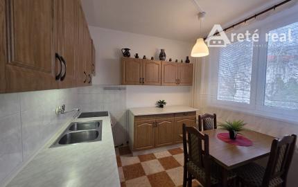 Areté real- Predaj priestranného 2-izbového bytu v dobrej lokalite, ul. Muškátová, Pezinok