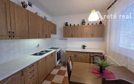 Areté real- Predaj priestranného 2-izbového bytu v dobrej lokalite, ul. Muškátová, Pezinok